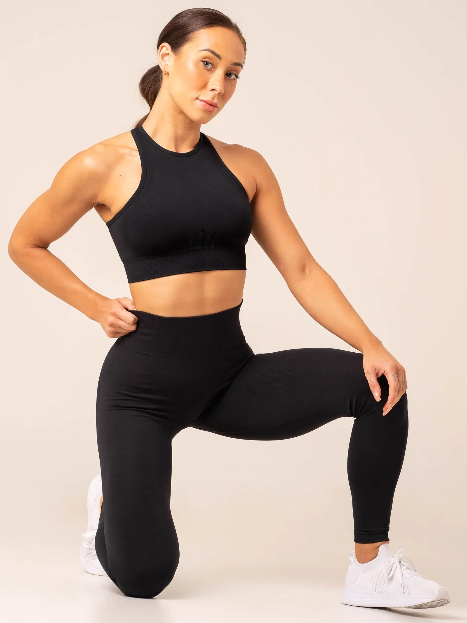 Smooth Surface Lift Seamless High Neck Sports Bra - Black