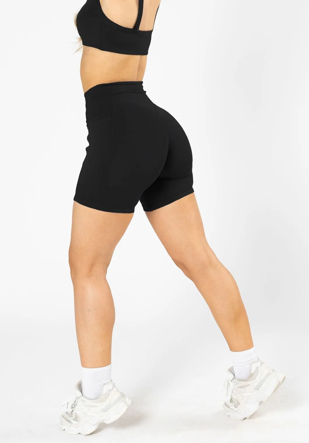 Reluna? Empower Sculptseam? Pocket Short 6?? Black Heat Ready Performance Flex