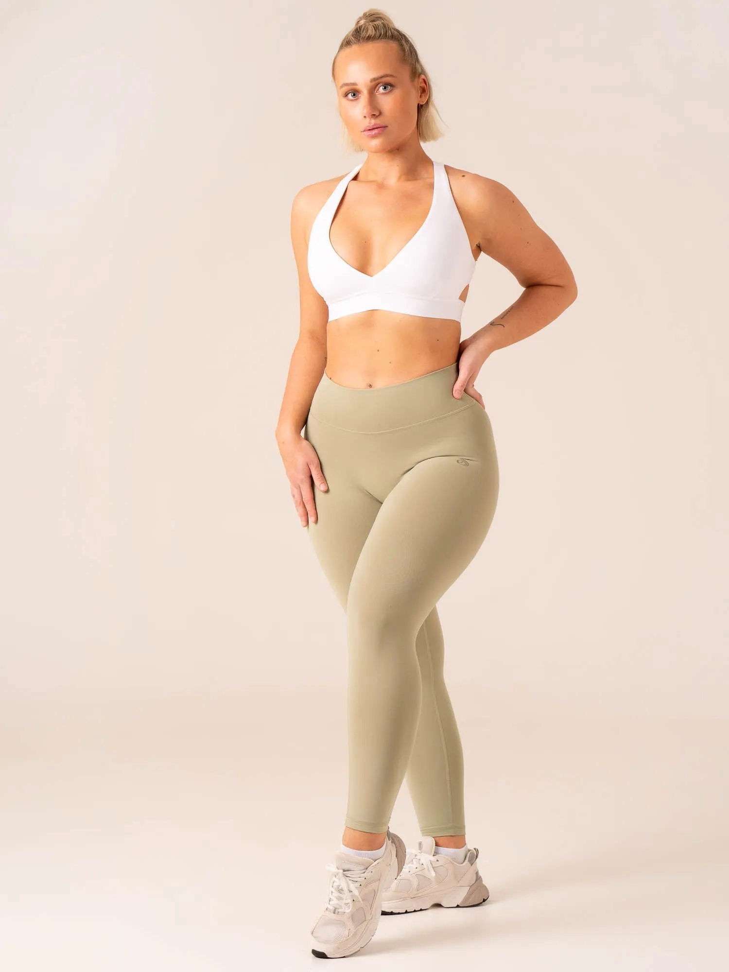 All-Day Fit Buttoned seams Prime Sports Bra - White
