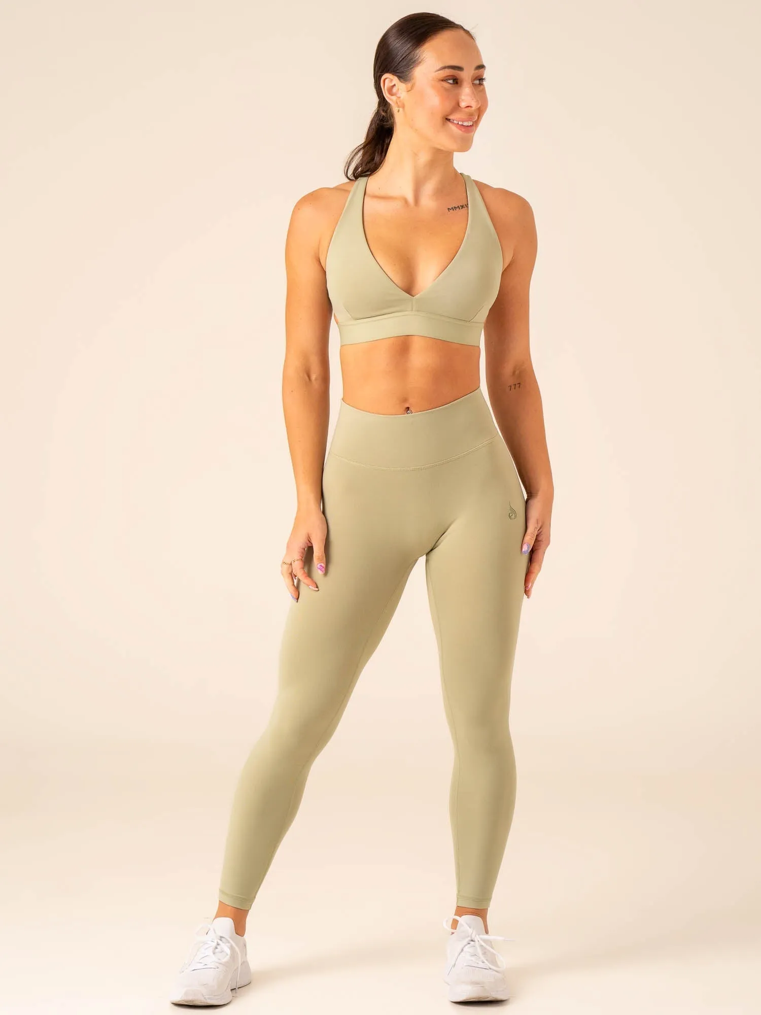 Plus size seams Functional seams Prime Sports Bra - Olive