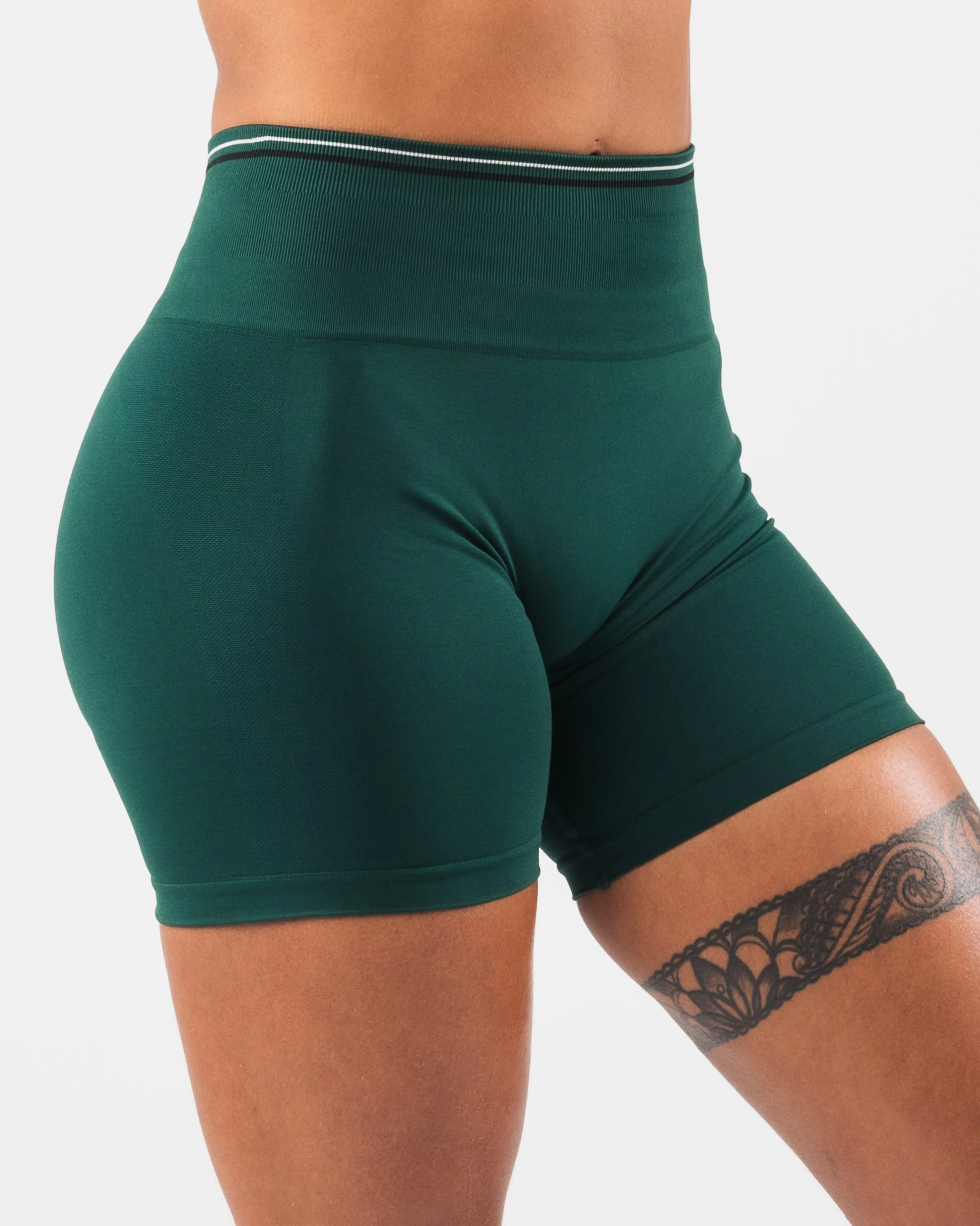 Snug Fit Relaxed Fit Design Amplify Short 4.5" - Blade