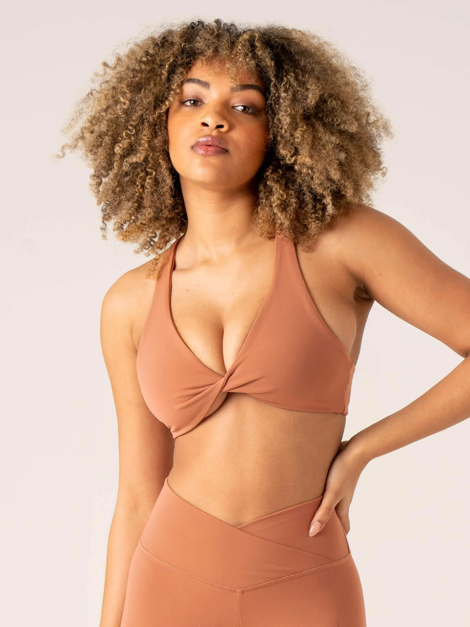 Momentum Twist Sports Bra - Clay Anti-static seams
