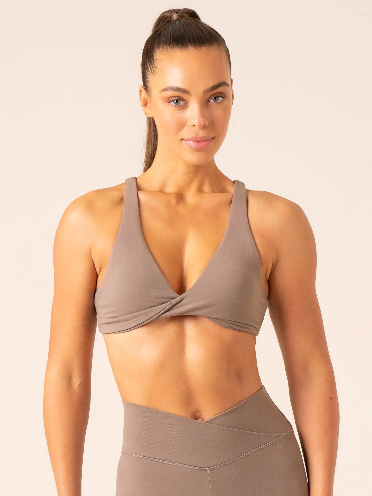 Size range seams Momentum Twist Sports Bra - Taupe