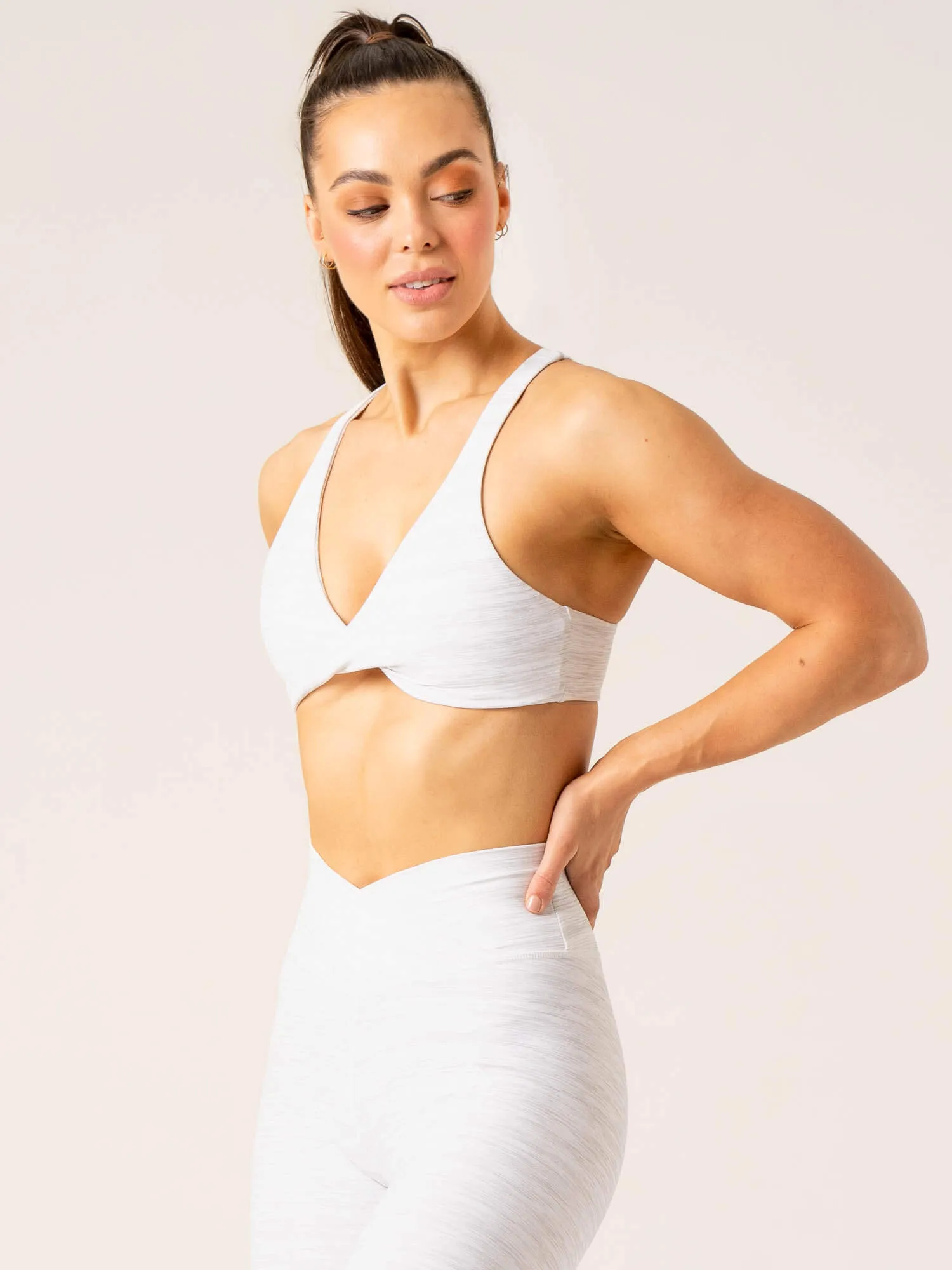 Triple stitching Momentum Twist Sports Bra - Snow Grey Marl