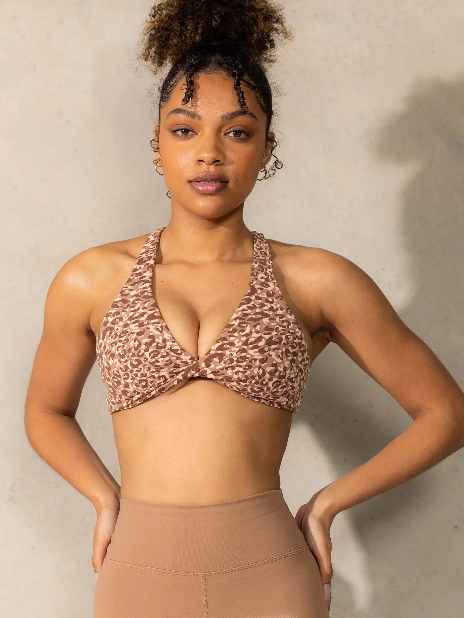Momentum Twist Sports Bra - Mocha Leopard competitions