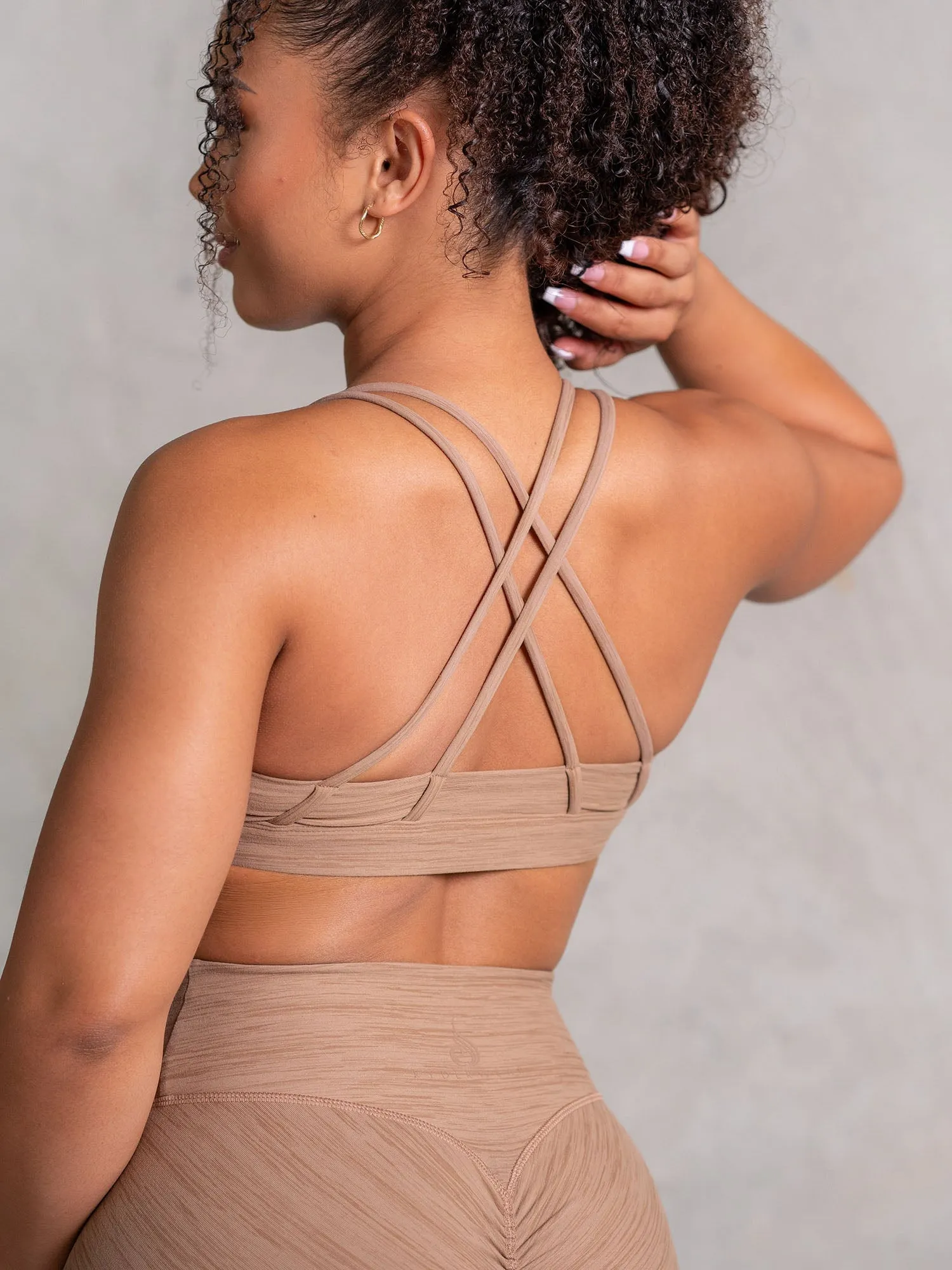 Breathable Mesh Panels Pilates practitioners Icon Scoop Neck Sports Bra - Mocha Marl