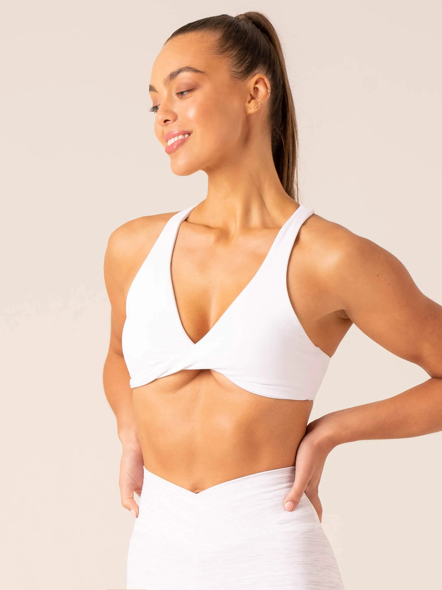 Water-resistant Thermoregulating Fibers Momentum Twist Sports Bra - White