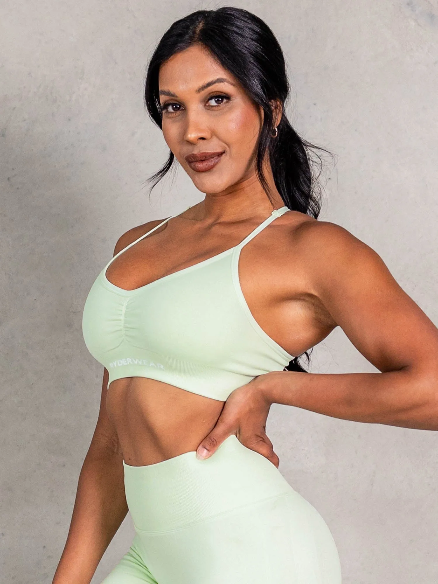 Simple workout outfit NRG Seamless Sports Bra - Matcha